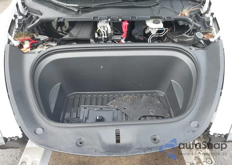 2024 Tesla Model Y Long Range Dual Motor All-Wheel Drive z USA, uszkodzony, nr VIN 7SAYGDEE5RF206099